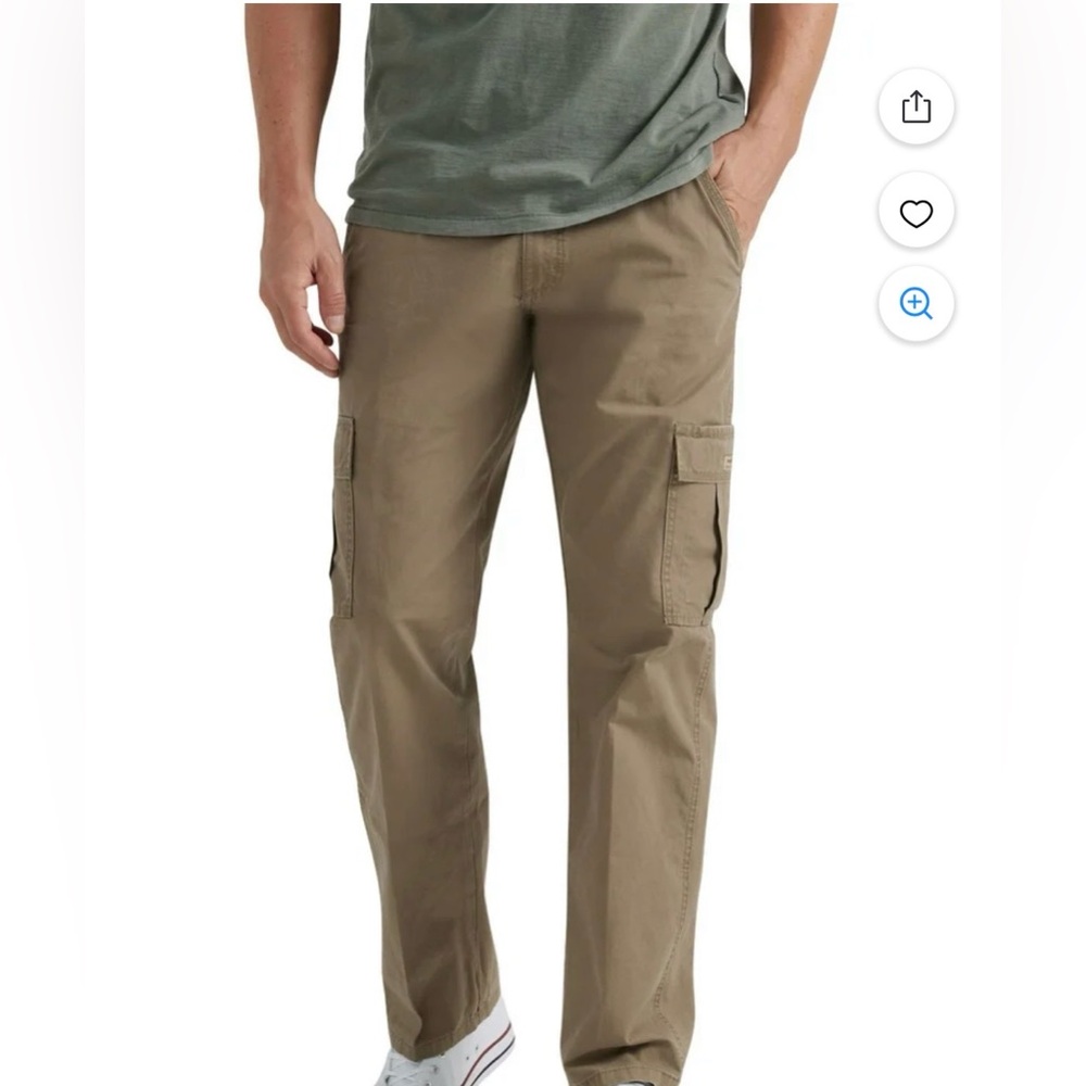 Men’s wrangler relaxed fit cargos size 32/34 in dark khaki color